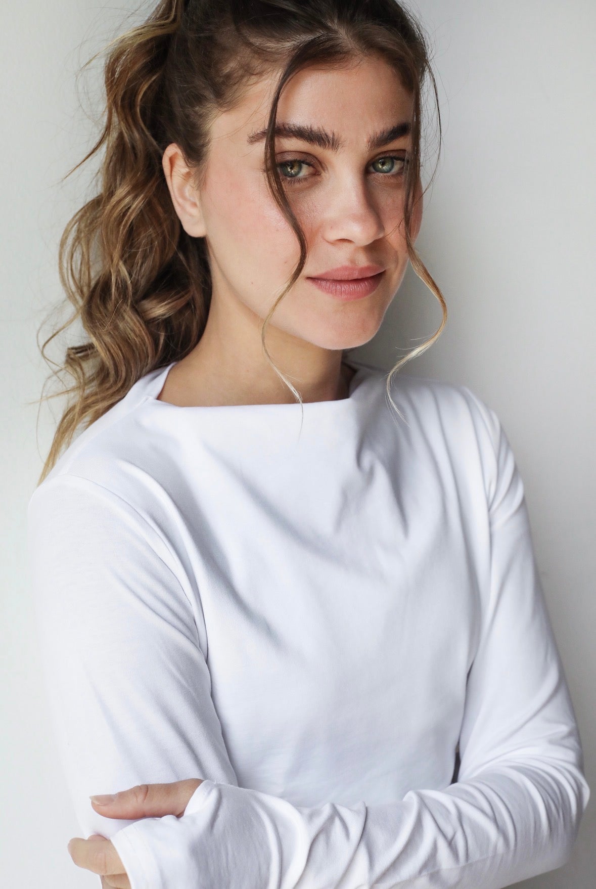 Sleek thumbhole sleeve top in white