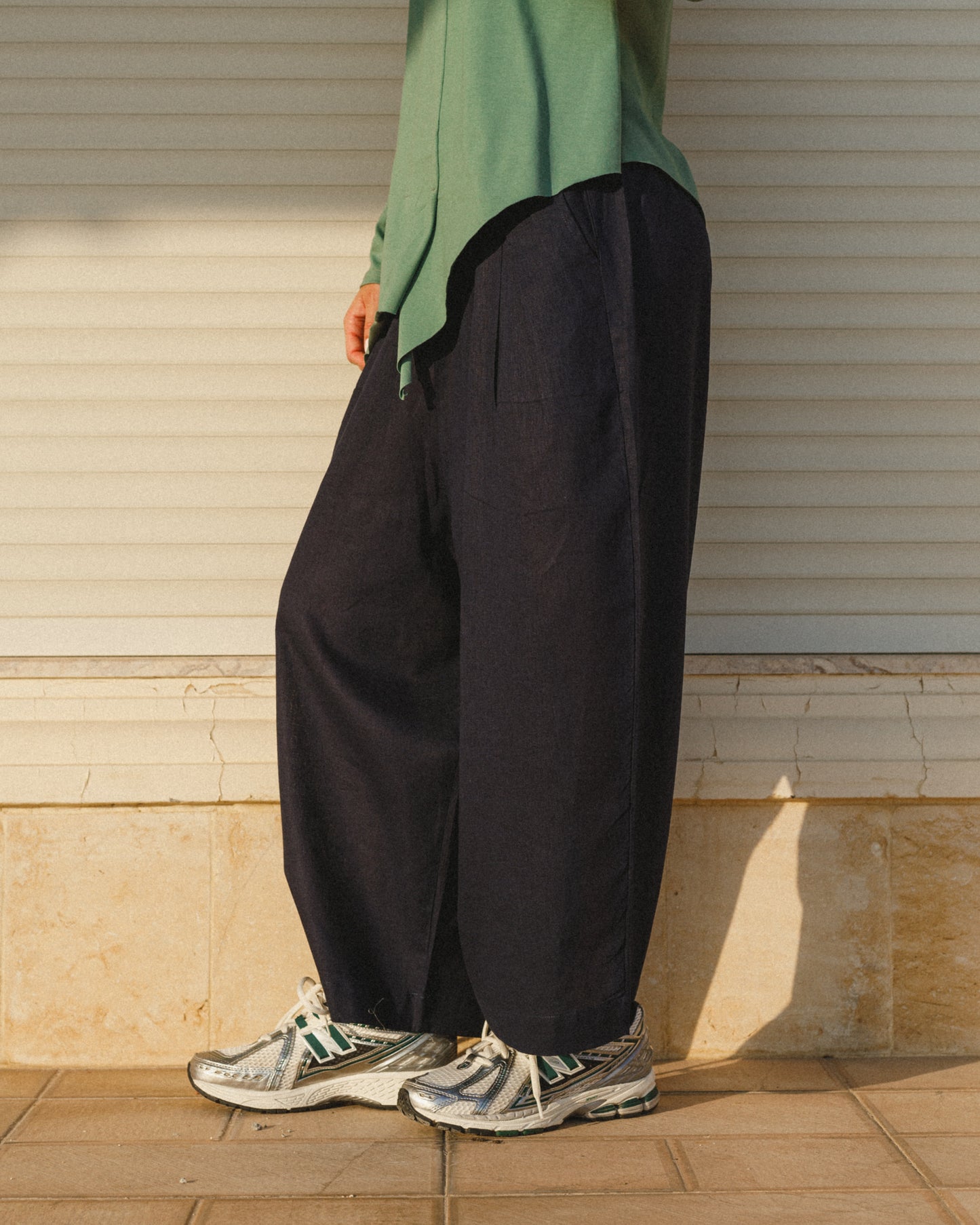 Linen balloon trousers in navy blue