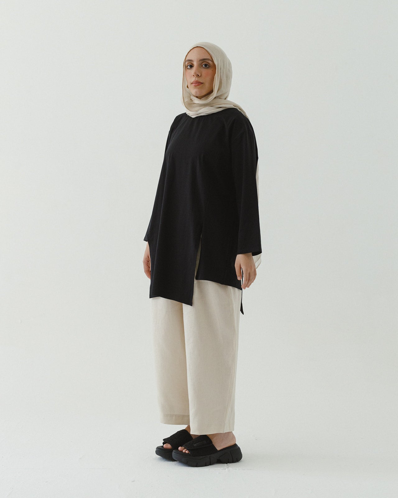 Asymmetrical long sleeve basic in black