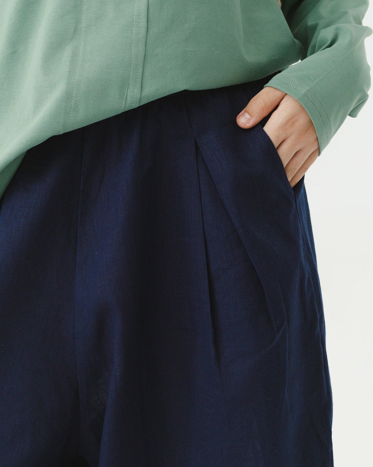 Linen balloon trousers in navy blue