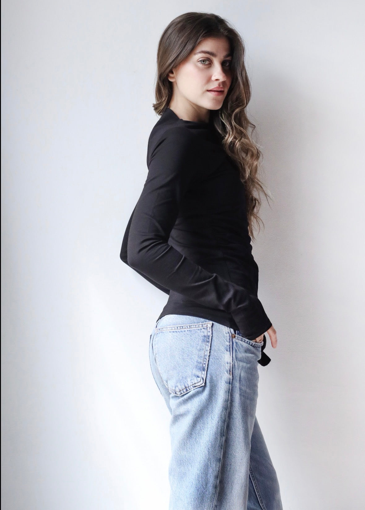 Sleek thumbhole sleeve top in black