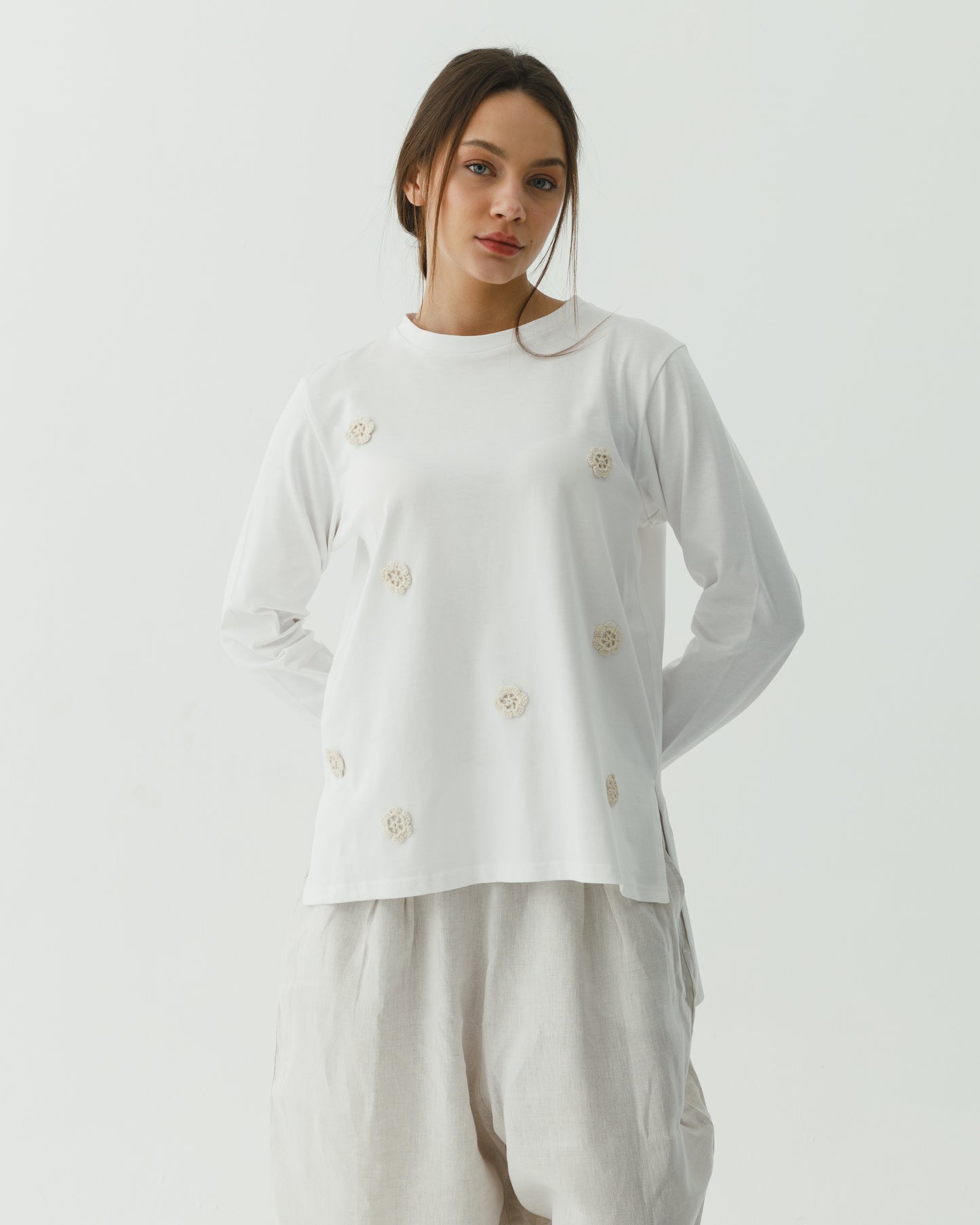 Beige crochet flowers t-shirt