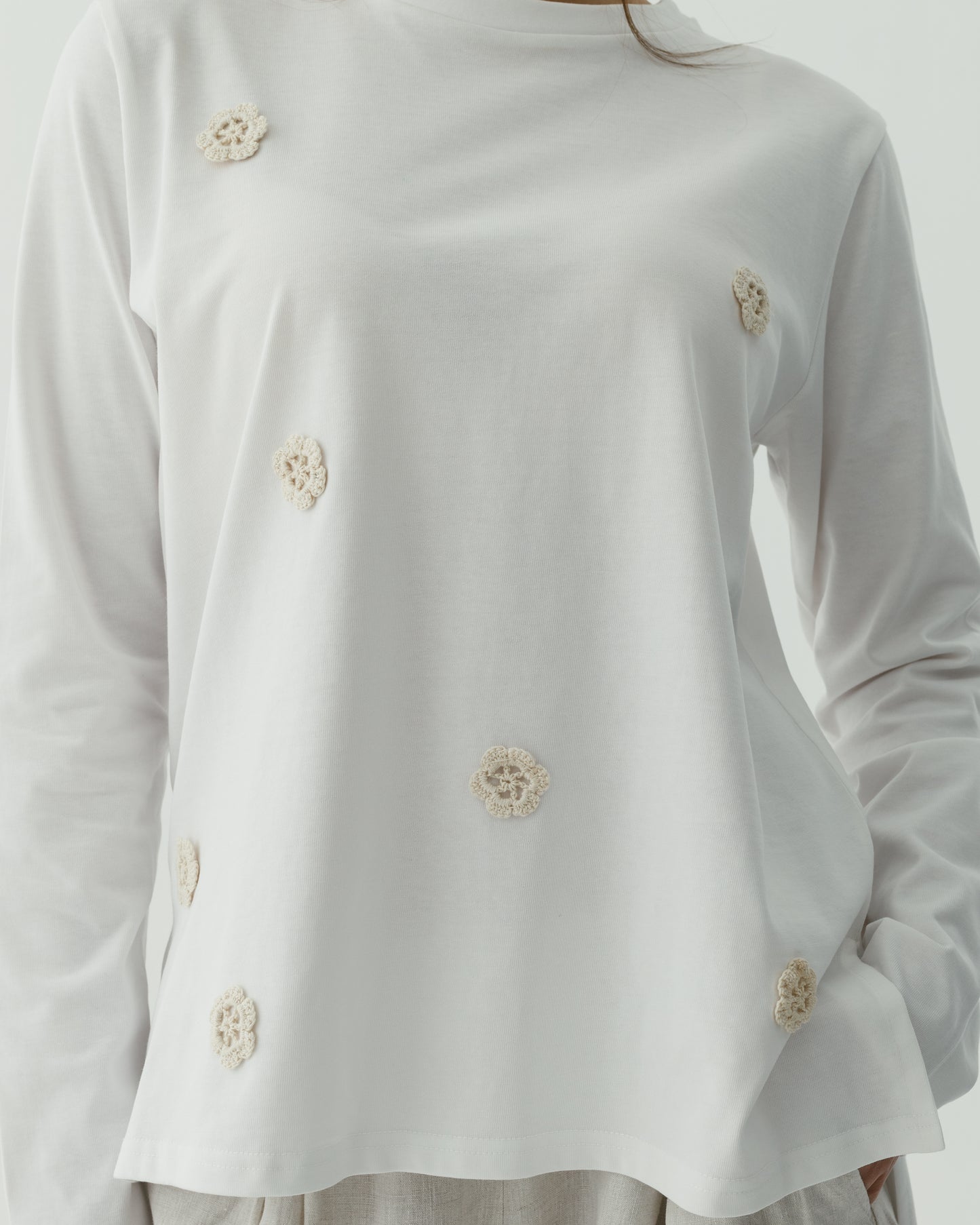 Beige crochet flowers t-shirt