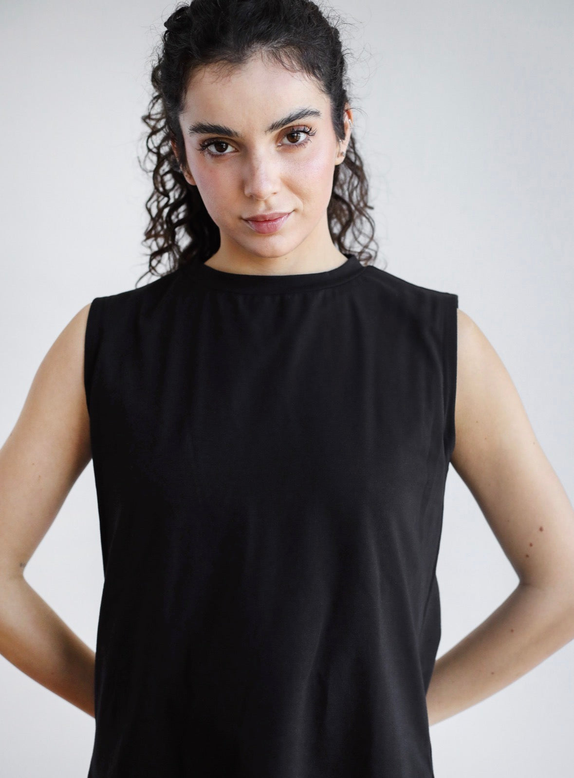 Sleeveless basic in black