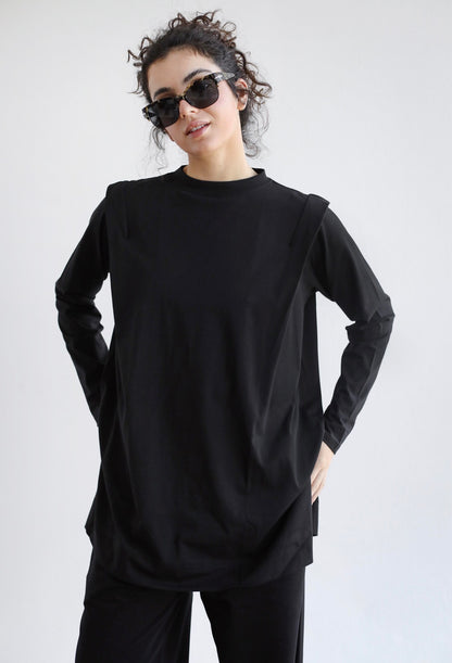 Padded shoulders top in black