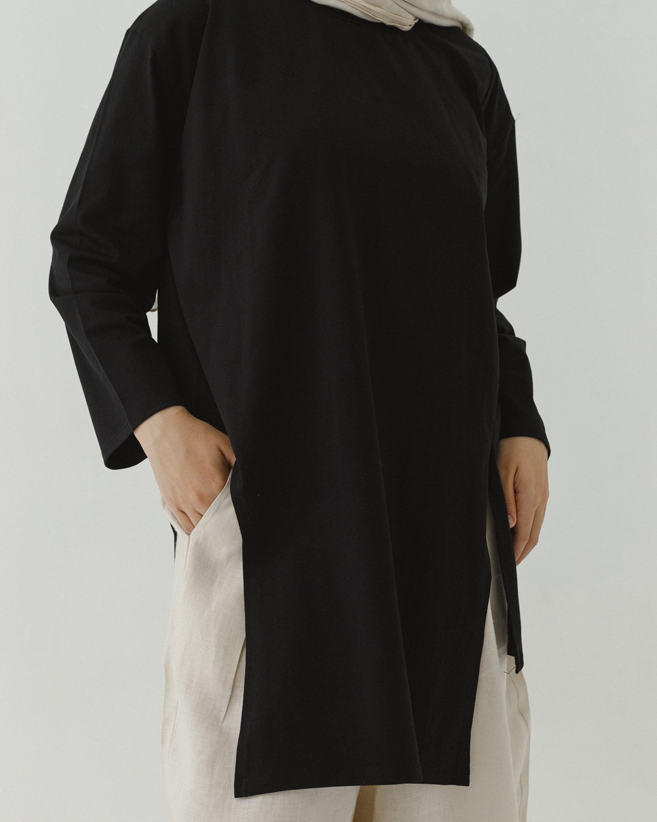 Asymmetrical long sleeve basic in black