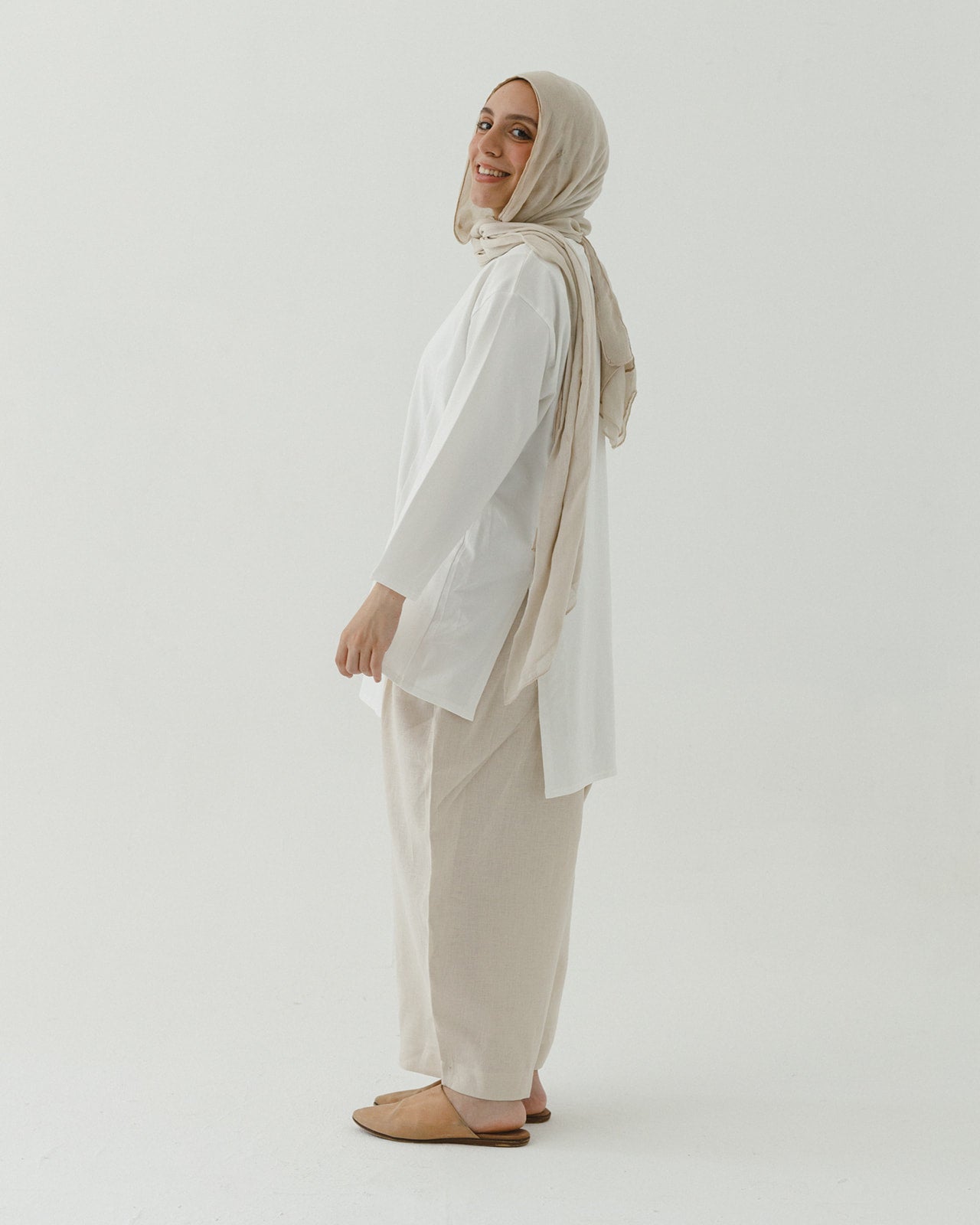 Asymmetrical long sleeve basic in white