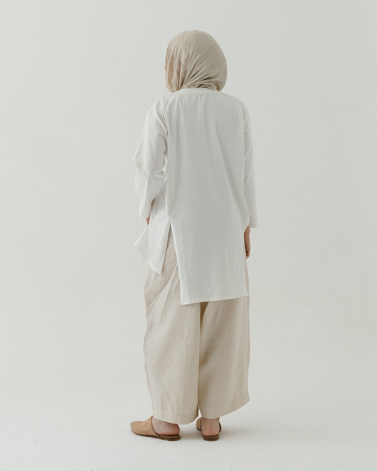Asymmetrical long sleeve basic in white