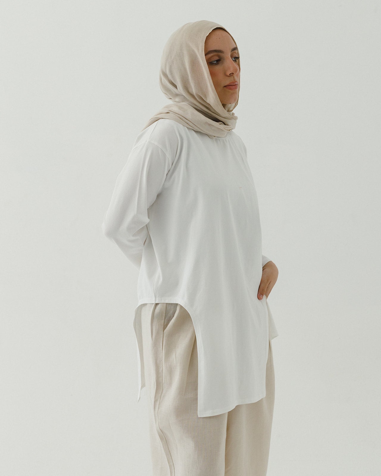 Asymmetrical long sleeve basic in white