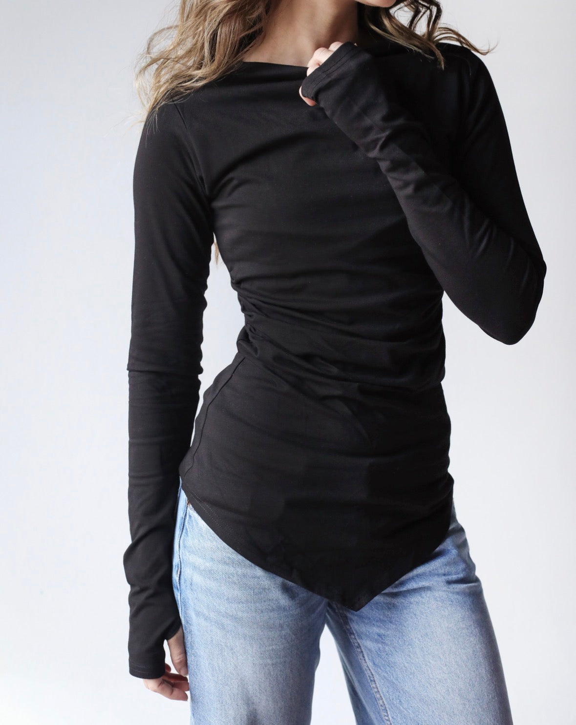 Sleek thumbhole sleeve top in black