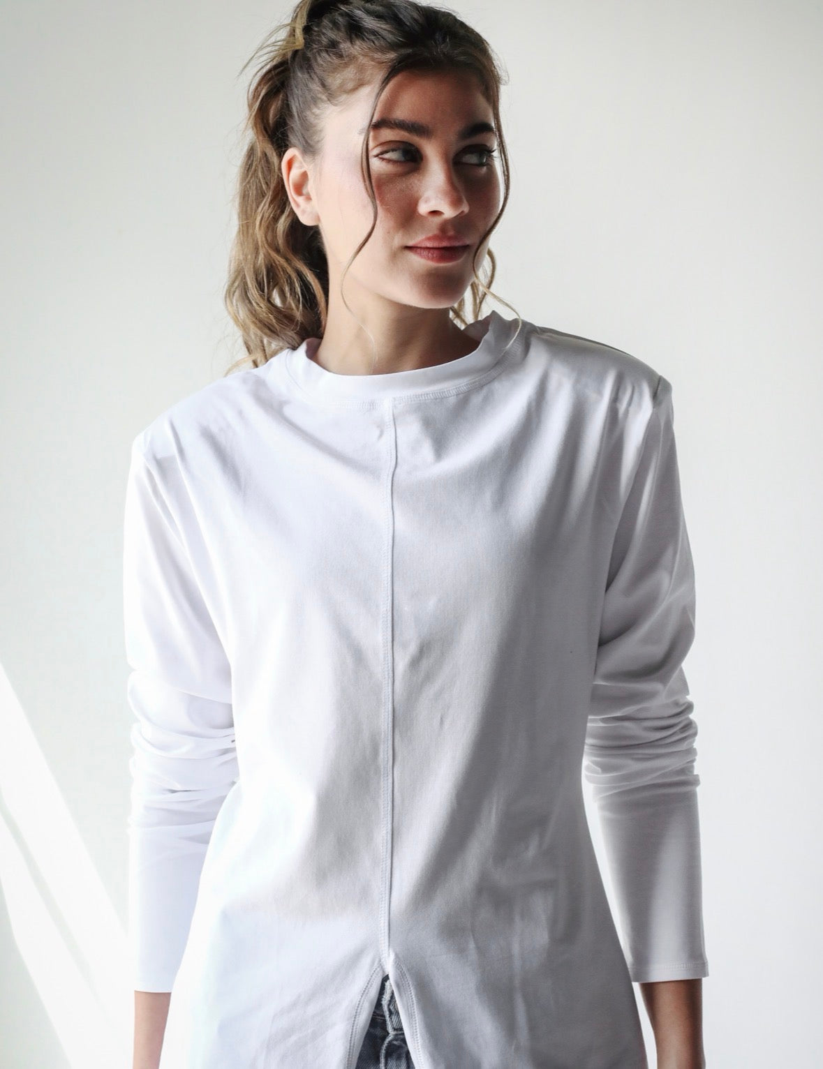 Padded shoulder tee in white