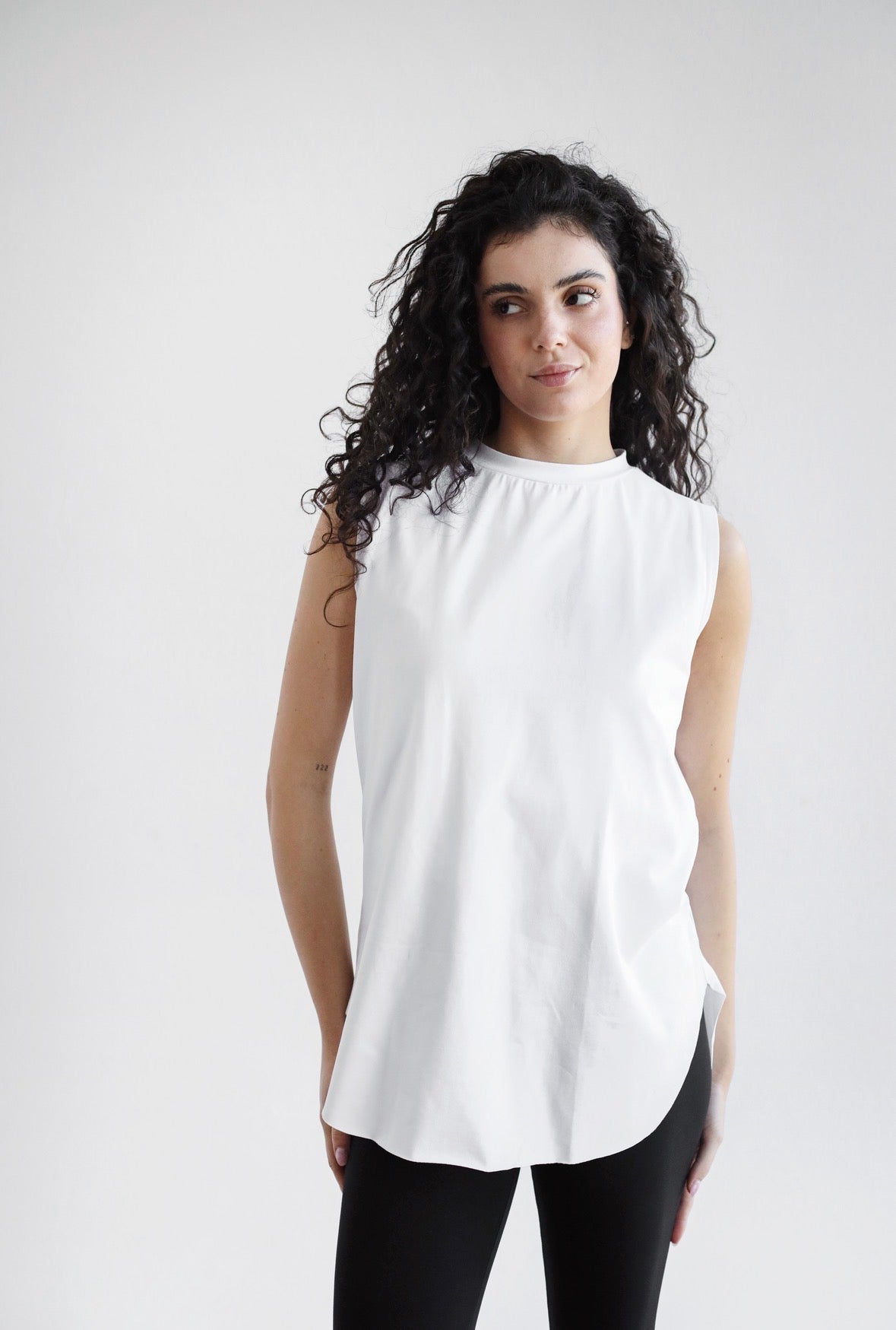 Sleeveless basic in white