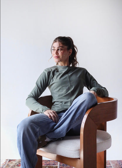 Padded shoulder tee in olive green