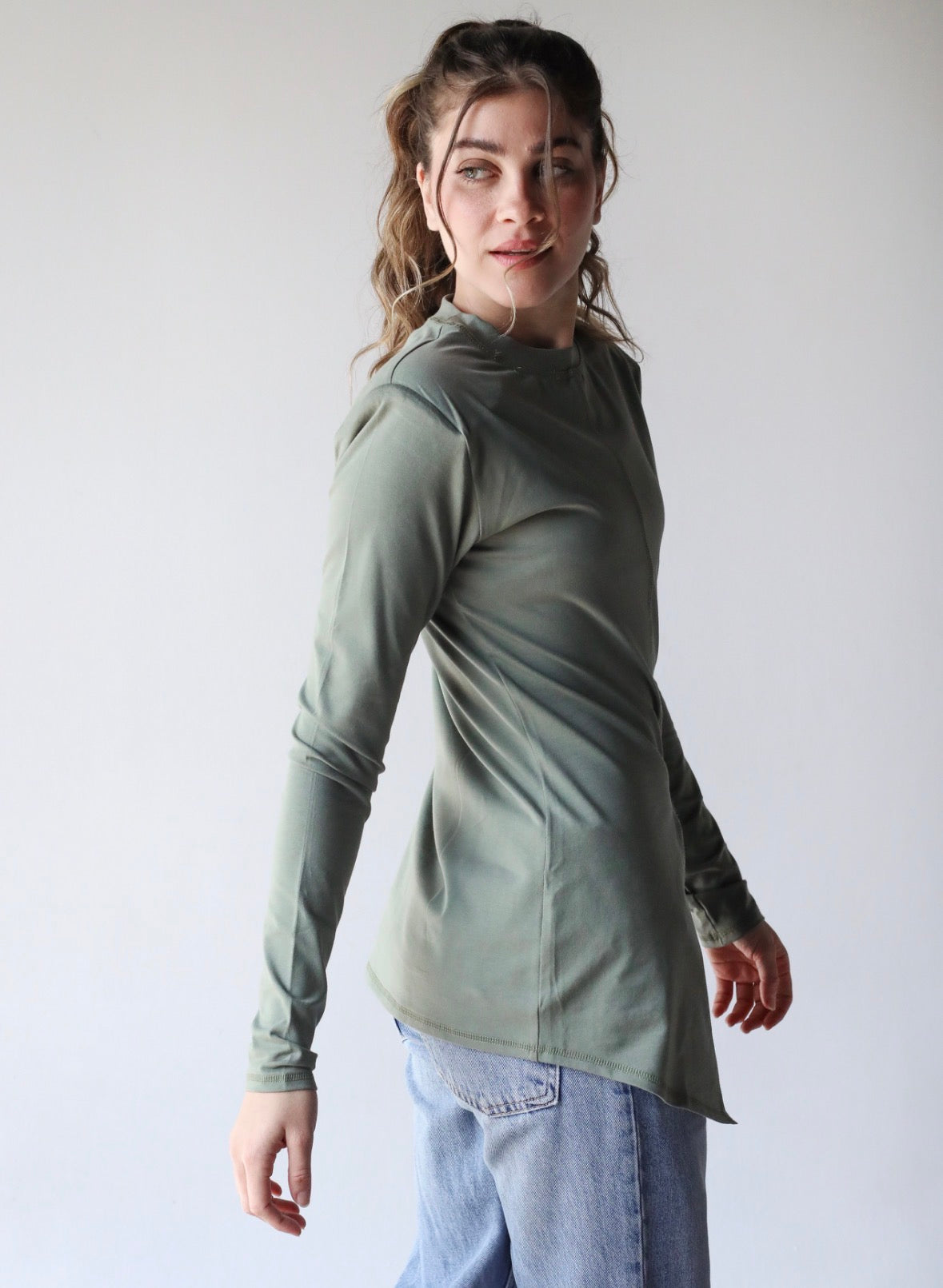 Padded shoulder tee in olive green