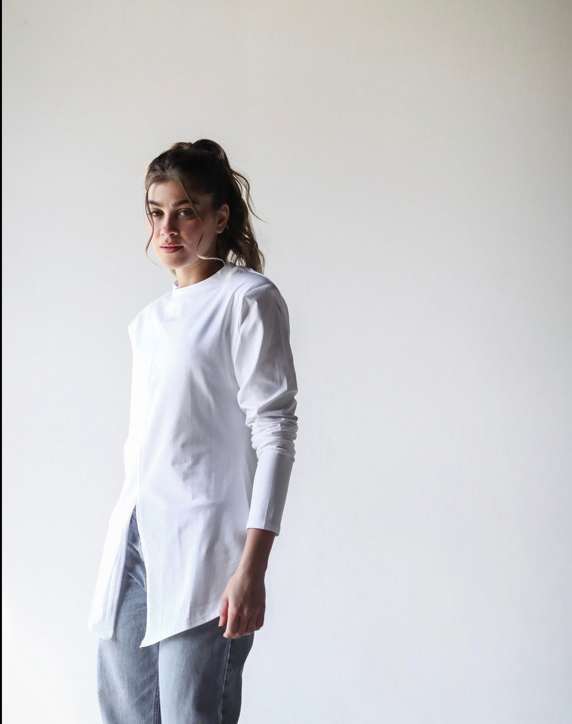 Padded shoulder tee in white