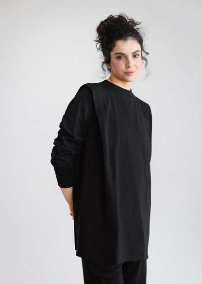 Padded shoulders top in black