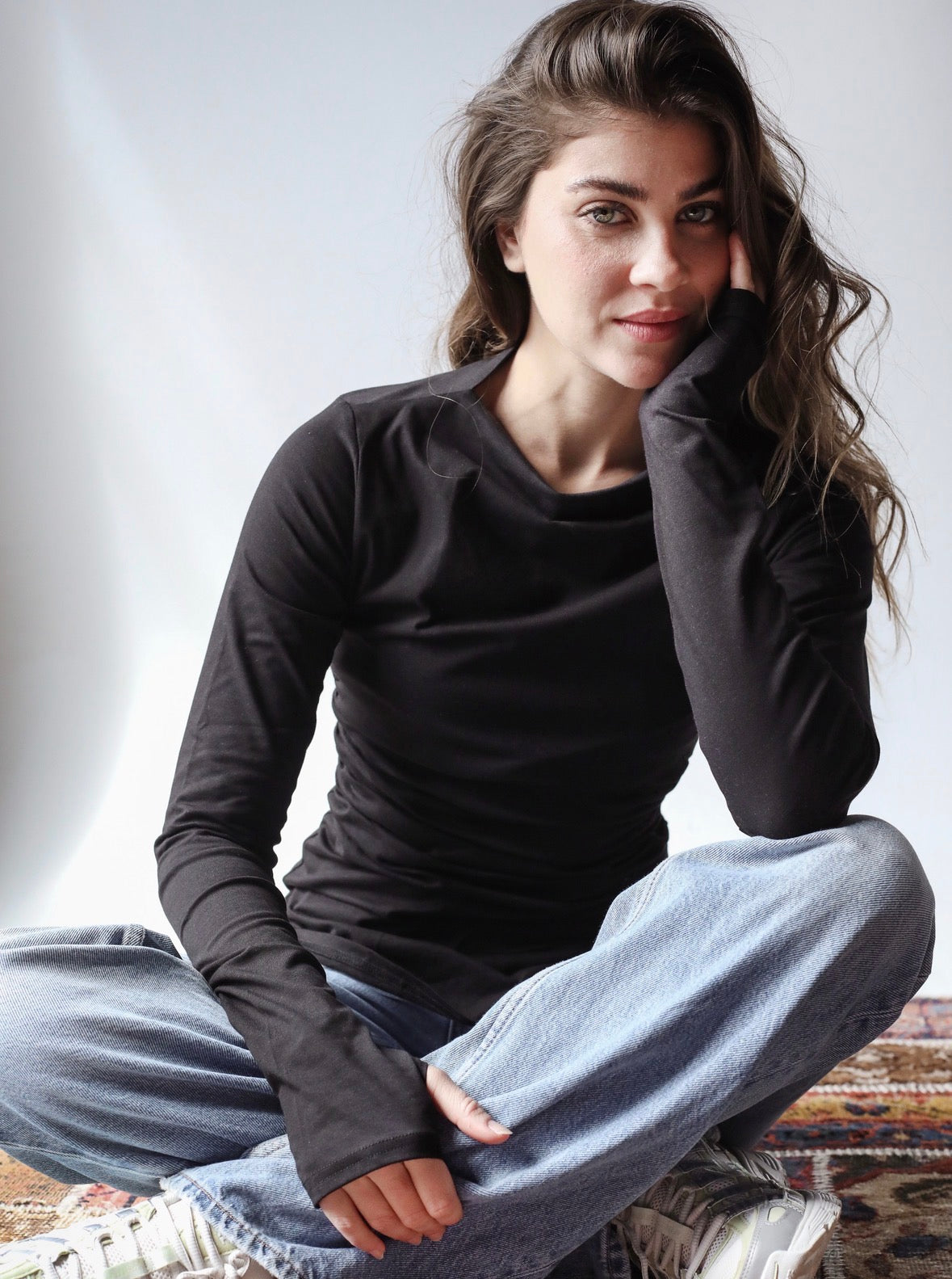 Sleek thumbhole sleeve top in black