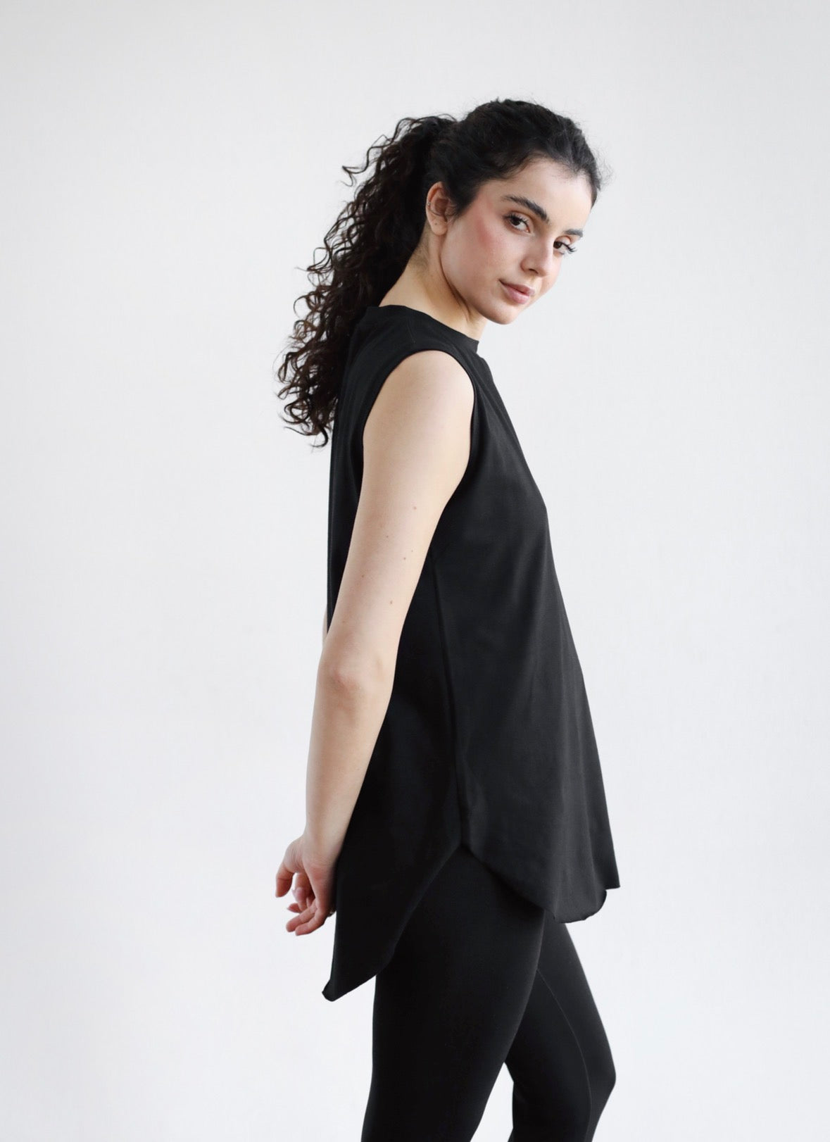 Sleeveless basic in black