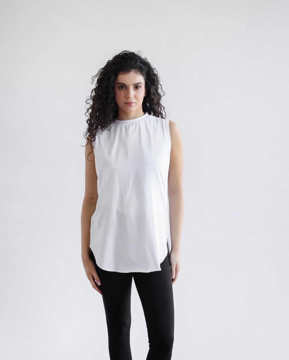 Sleeveless basic in white
