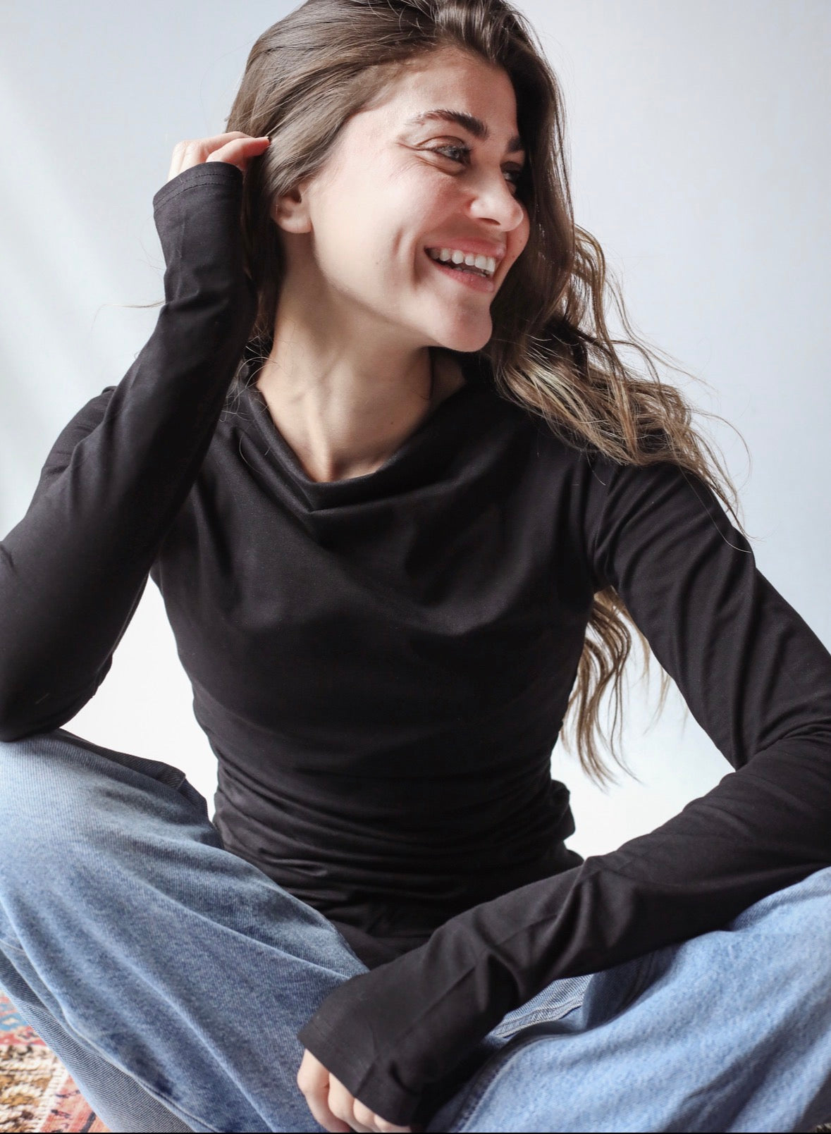 Sleek thumbhole sleeve top in black