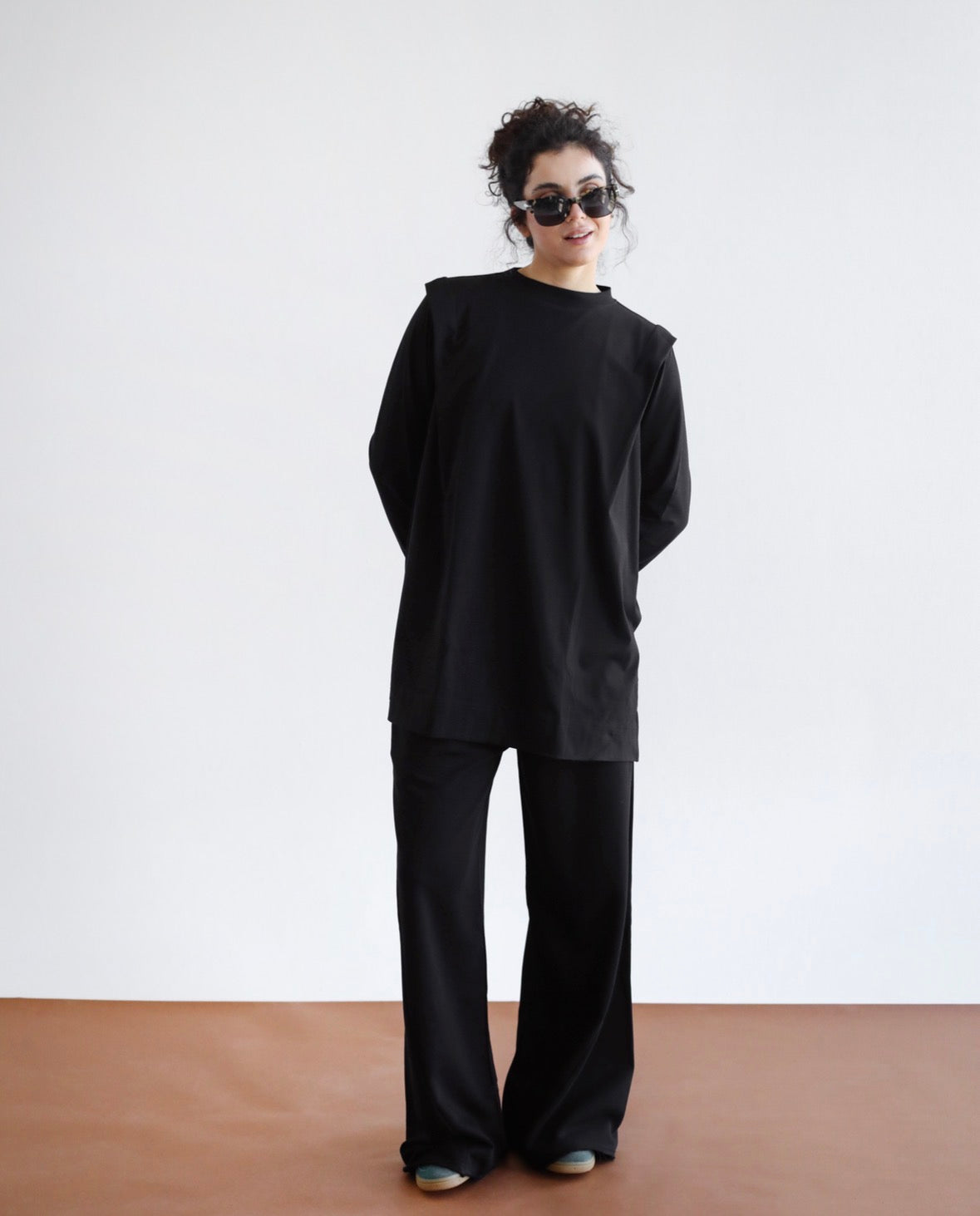 Padded shoulders top in black