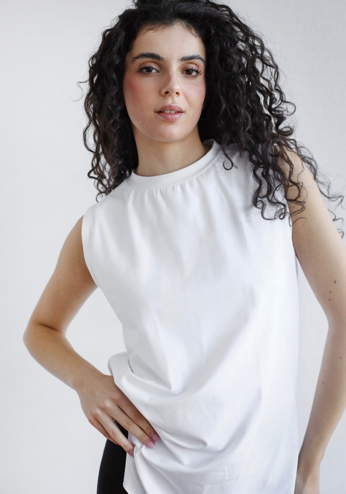 Sleeveless basic in white