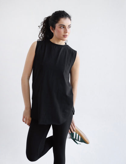 Sleeveless basic in black