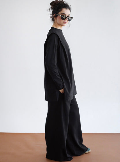 Padded shoulders top in black