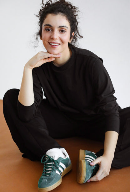 Padded shoulders top in black