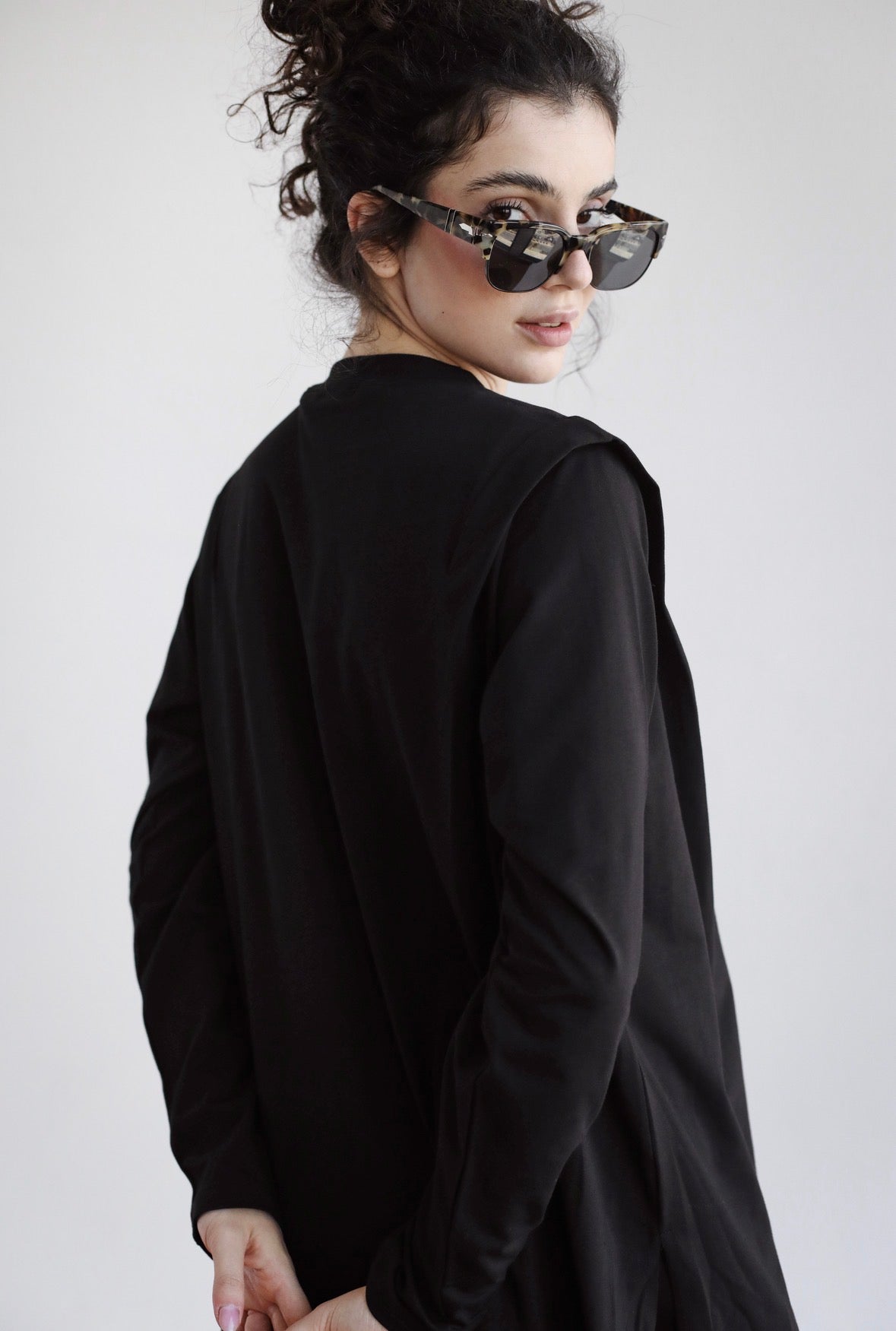 Padded shoulders top in black